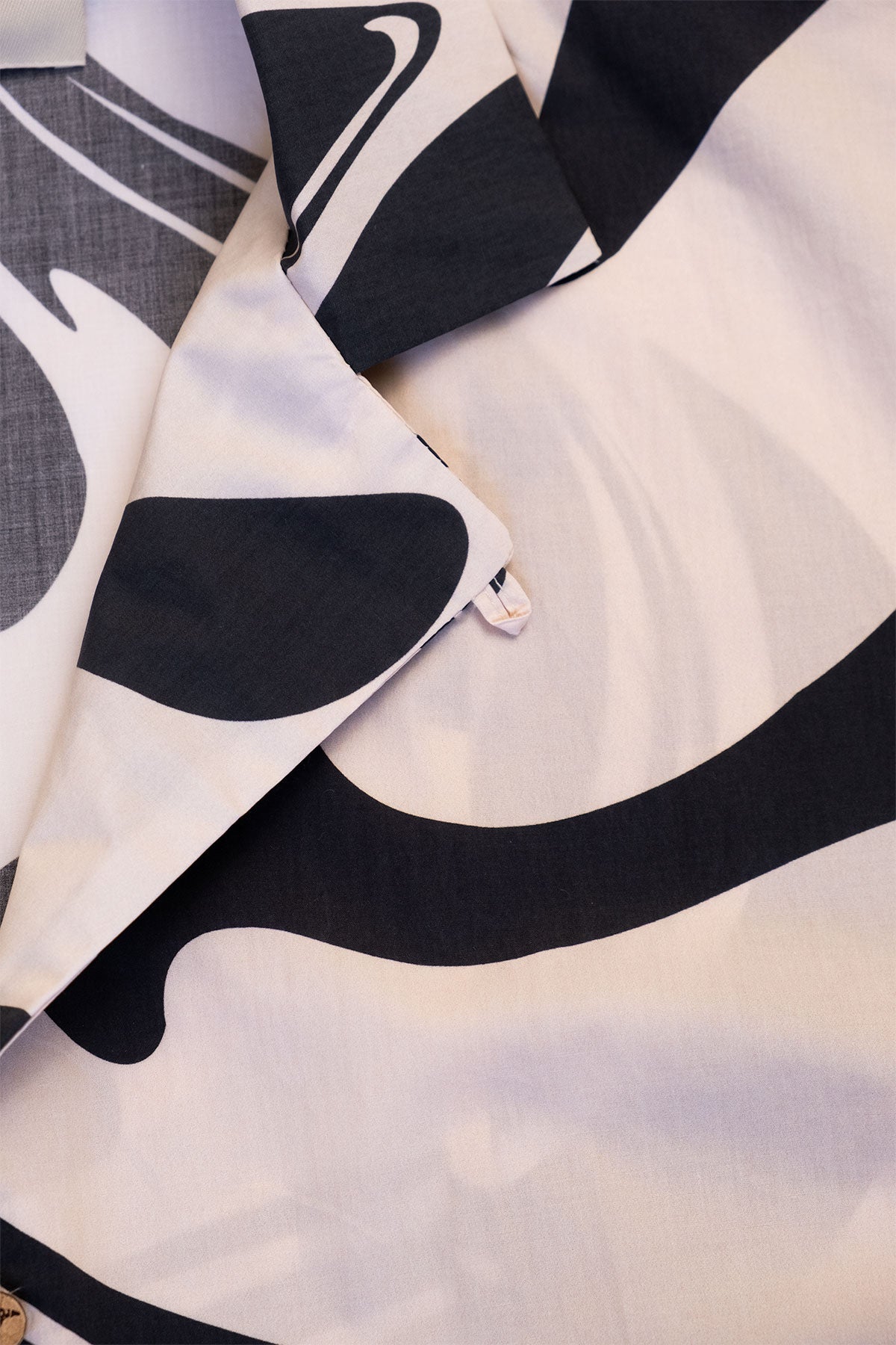 Camisa Convertible Collar Boxy Marble Black - Polonio Uruguay